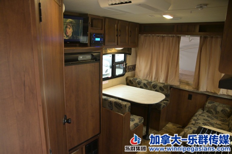 Used-2014-JAYCO-Jay-Feather-X17Z-Hybrid-Lightweight-Sleeps-8-!!-Only-2800-Lbs-!!.jpg