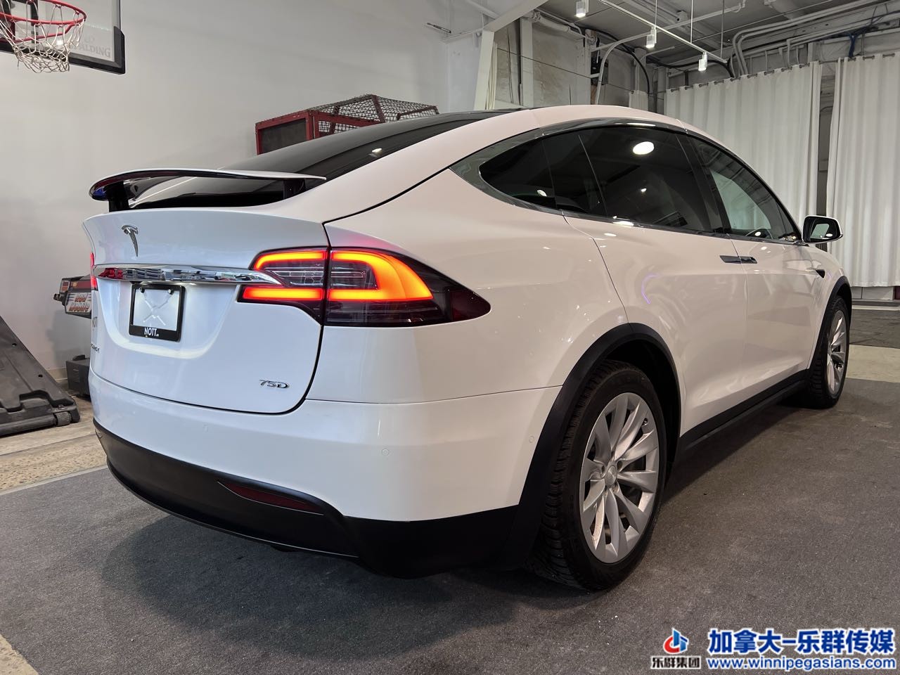 tesla_modelx_7253_12.jpg