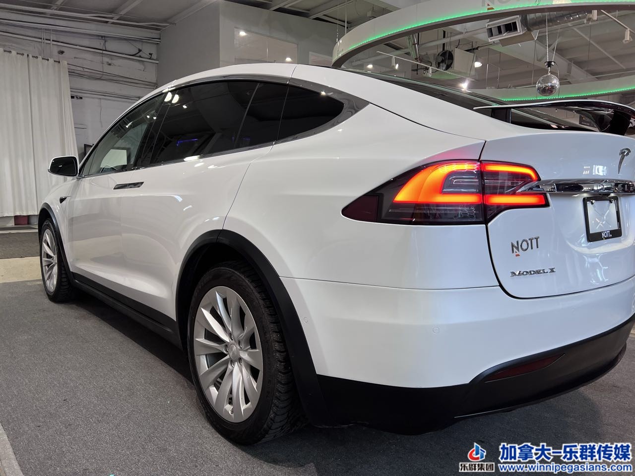 tesla_modelx_7253_13.jpg