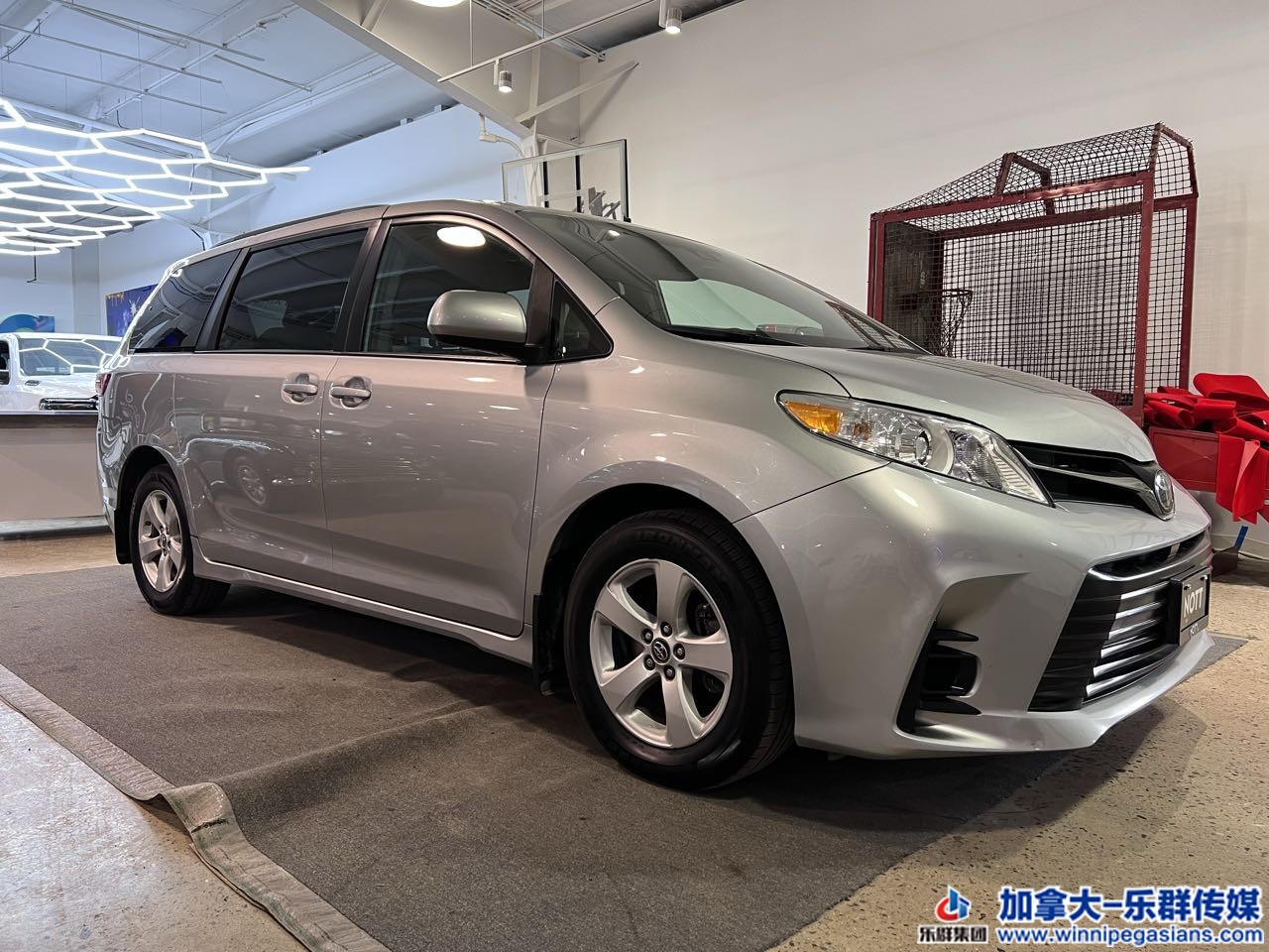 toyota_sienna_7255_1.jpg