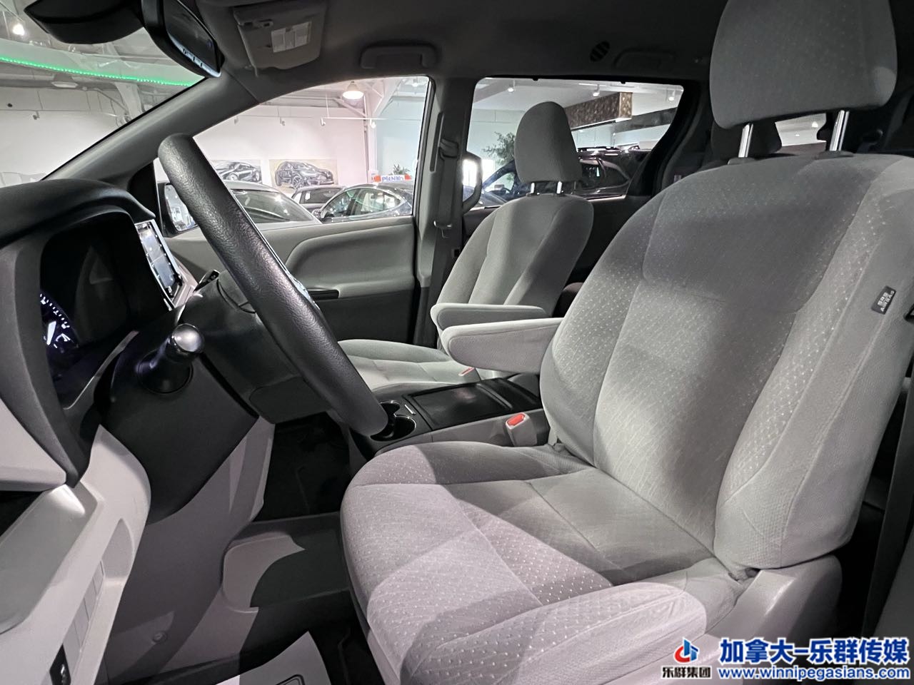 toyota_sienna_7255_6.jpg