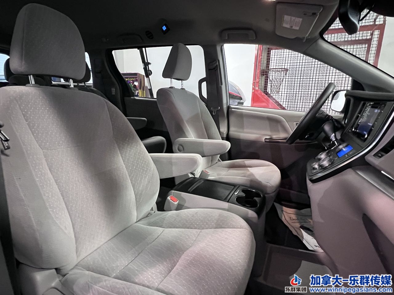 toyota_sienna_7255_10.jpg