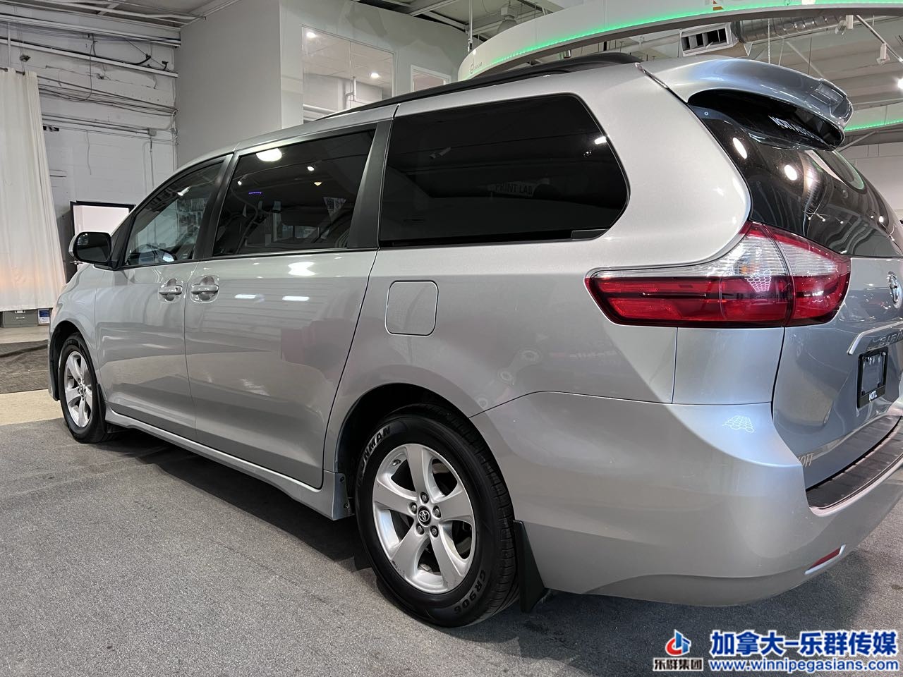 toyota_sienna_7255_15.jpg