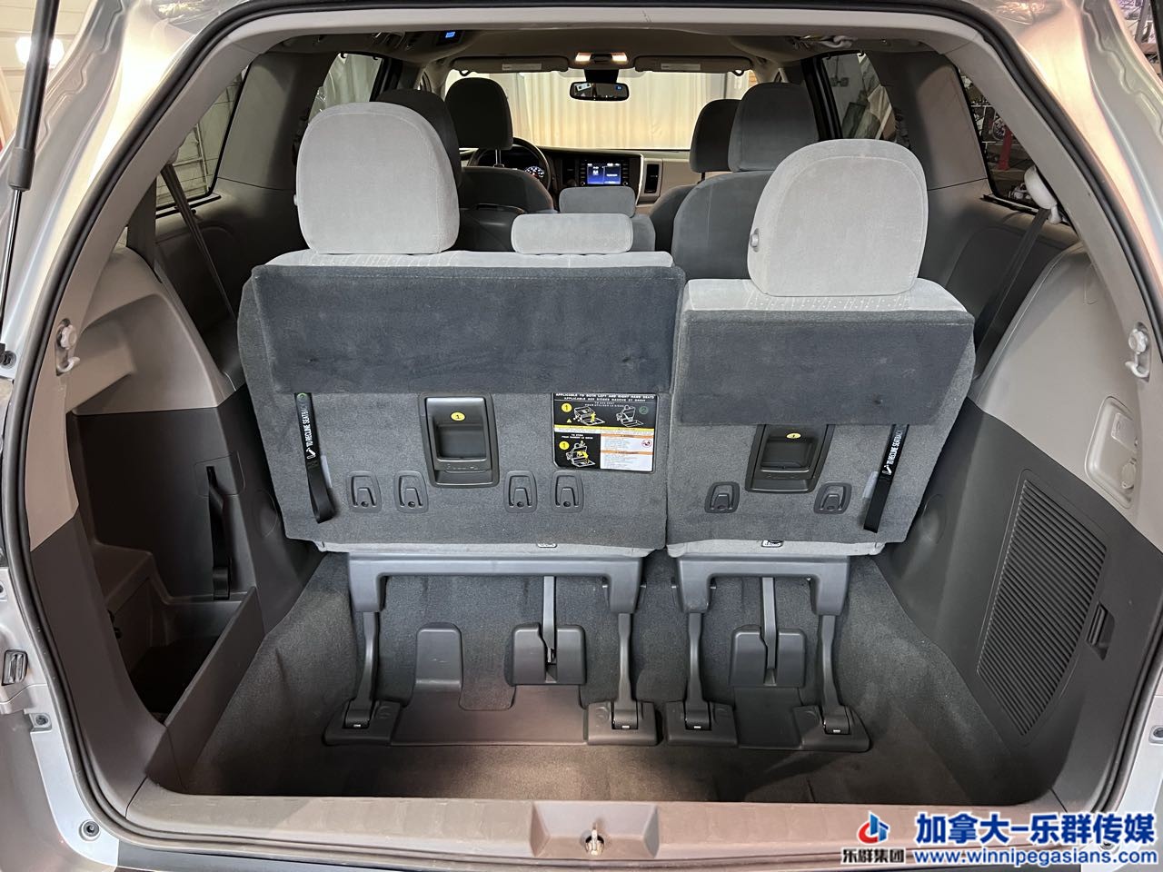 toyota_sienna_7255_13.jpg