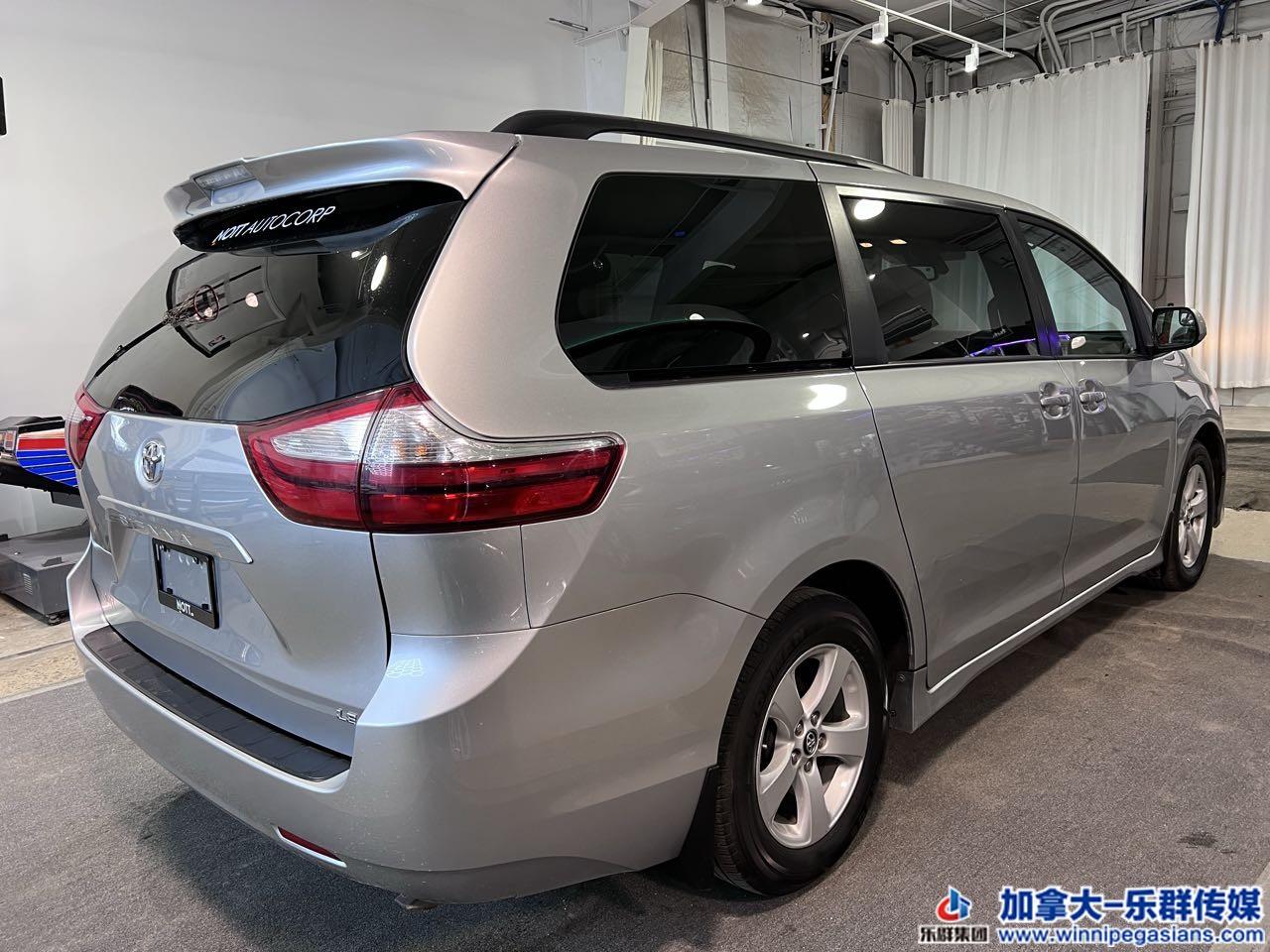 toyota_sienna_7255_16.jpg