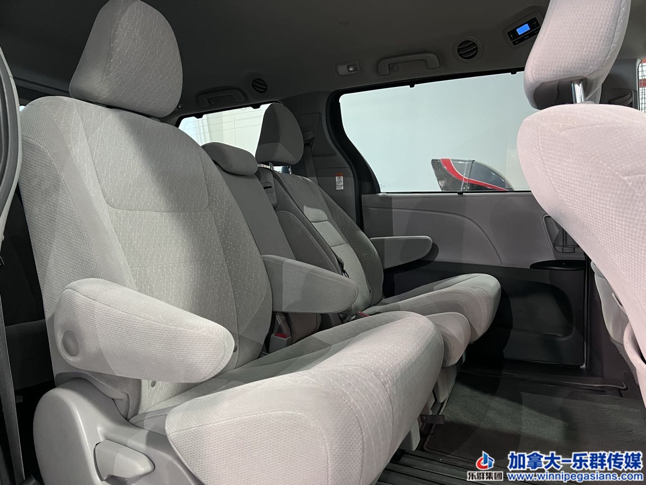 toyota_sienna_7255_11.jpg