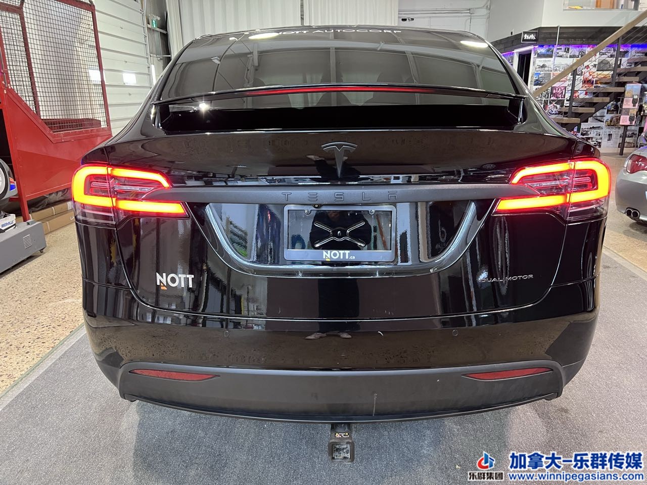 tesla_modelx_7250_16.jpg