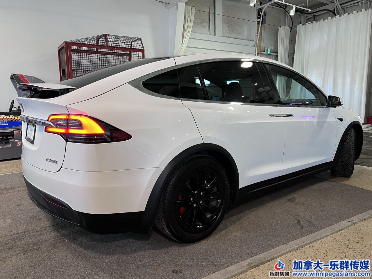 tesla_modelx_7239_14.jpg