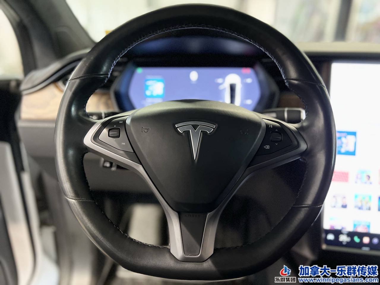 tesla_modelx_7240_7.jpg