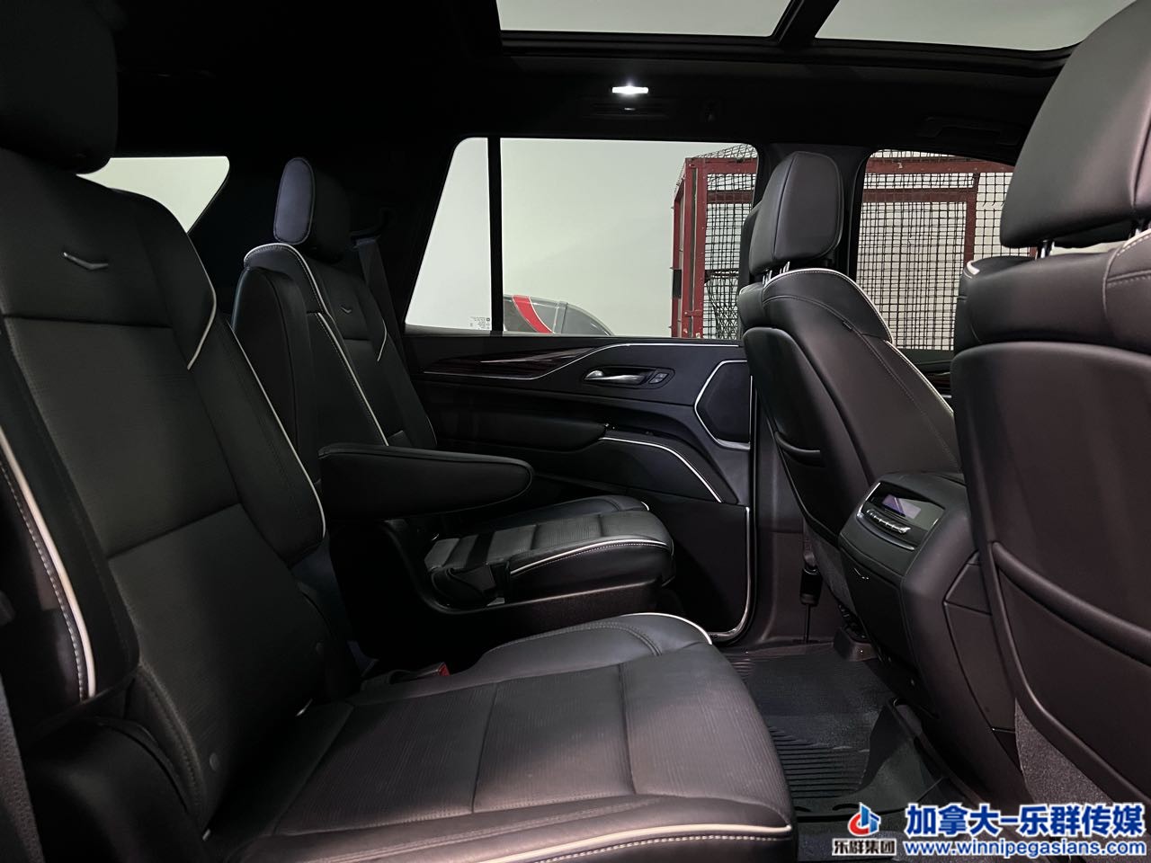 cadillac_escalade_7270_14.jpg