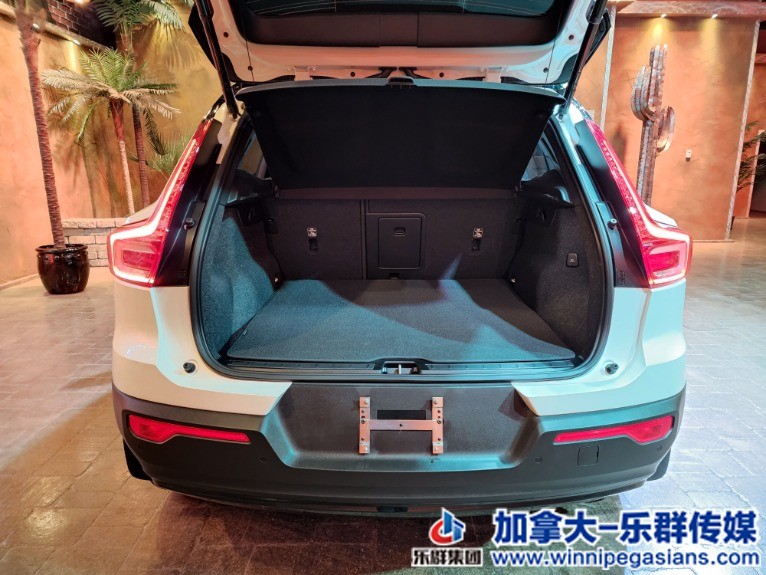 Used-2022-Volvo-XC40-R-Design-w-Pano-Roof-Nav-Htd-Lthr-HK-Stereo-300k-!!-1658422.jpg