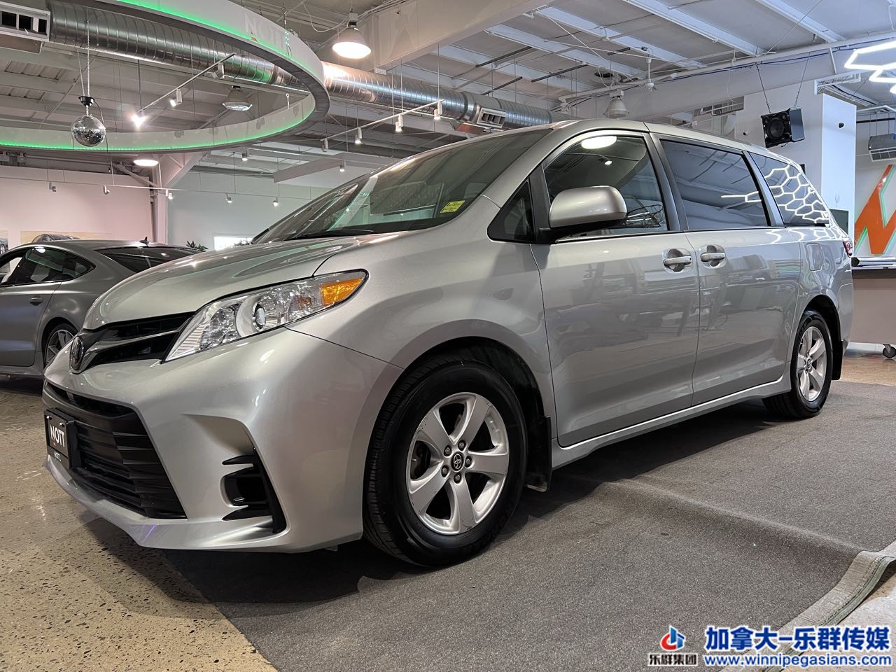 toyota_sienna_7255_2.jpg