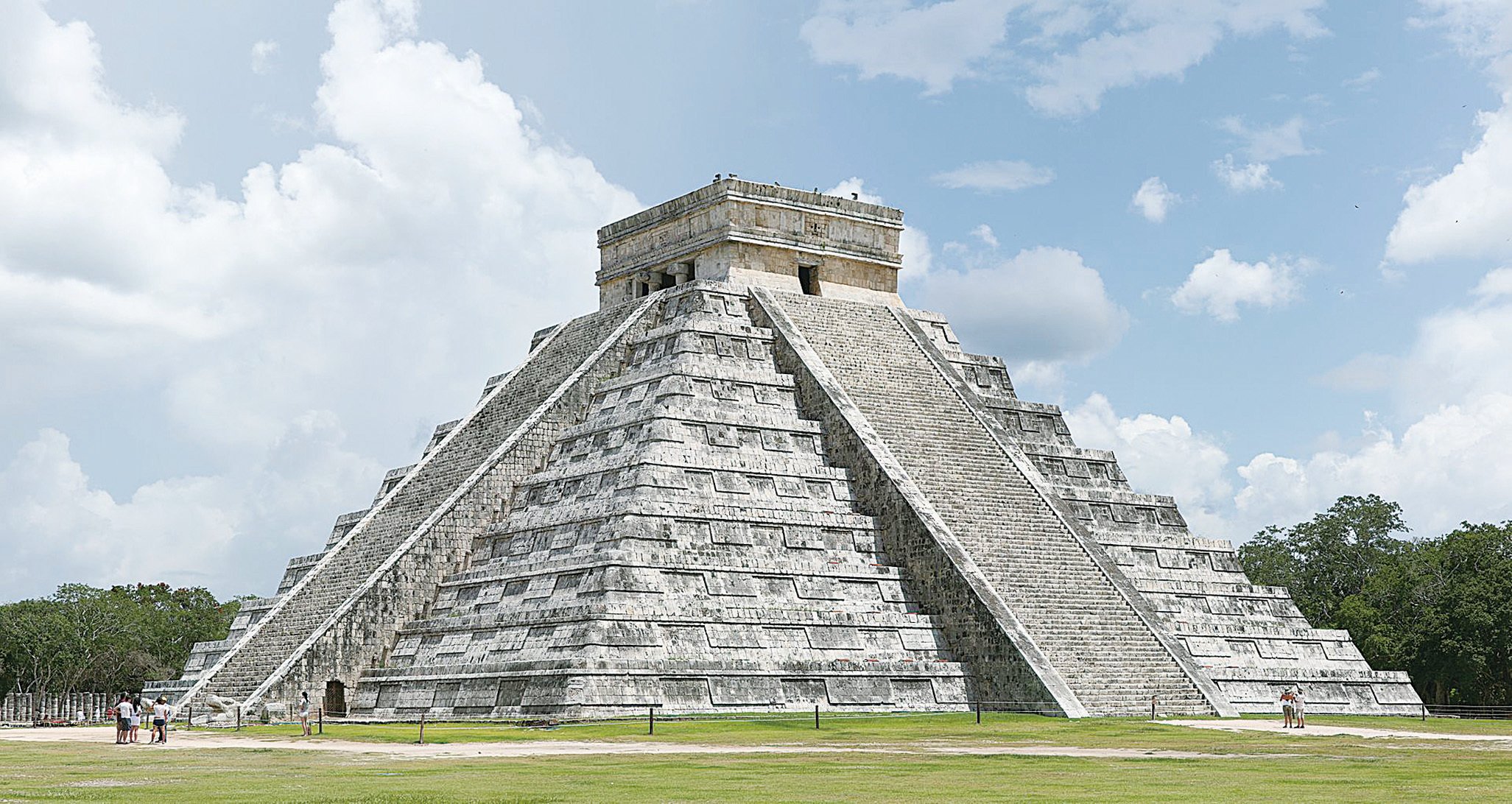 1920px-Chichen_Itza_3r@1200x1200.jpg