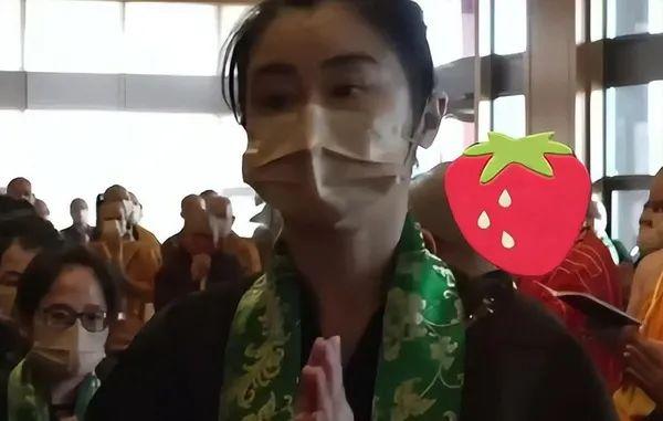 王祖贤温哥华被偶遇！独自一人背爱犬逛商场！身材吸睛，常去礼佛-7.jpg