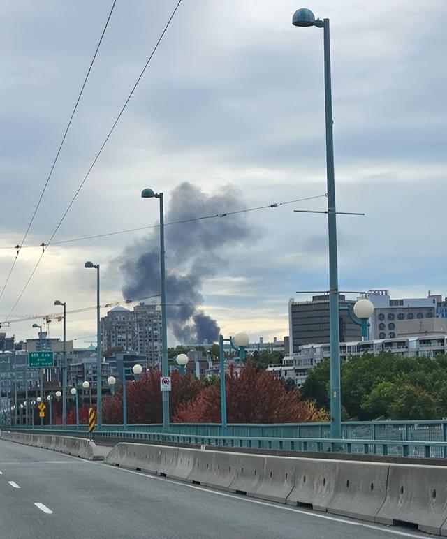 加拿大温哥华，突发大火，浓浓黑烟窜天 交通一片红 民居店家全遭殃-6.jpg