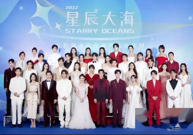 32位明星同框，娜然全场第一美，万鹏第二，张凯丽女儿太出彩了-19.jpg