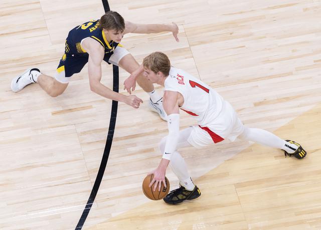 （体育）篮球——NBA常规赛：猛龙胜步行者-8.jpg