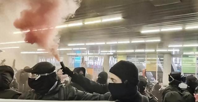 加拿大蒙特利尔爆发骚乱，示威者与警察爆发冲突，特鲁多谴责：令人震惊！-1.jpg