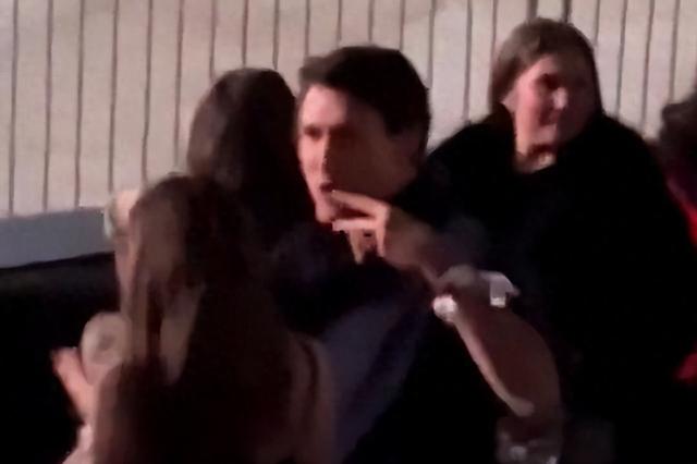外媒：加拿大蒙特利尔爆发骚乱之际，特鲁多正在演唱会上唱歌跳舞引发争议-1.jpg