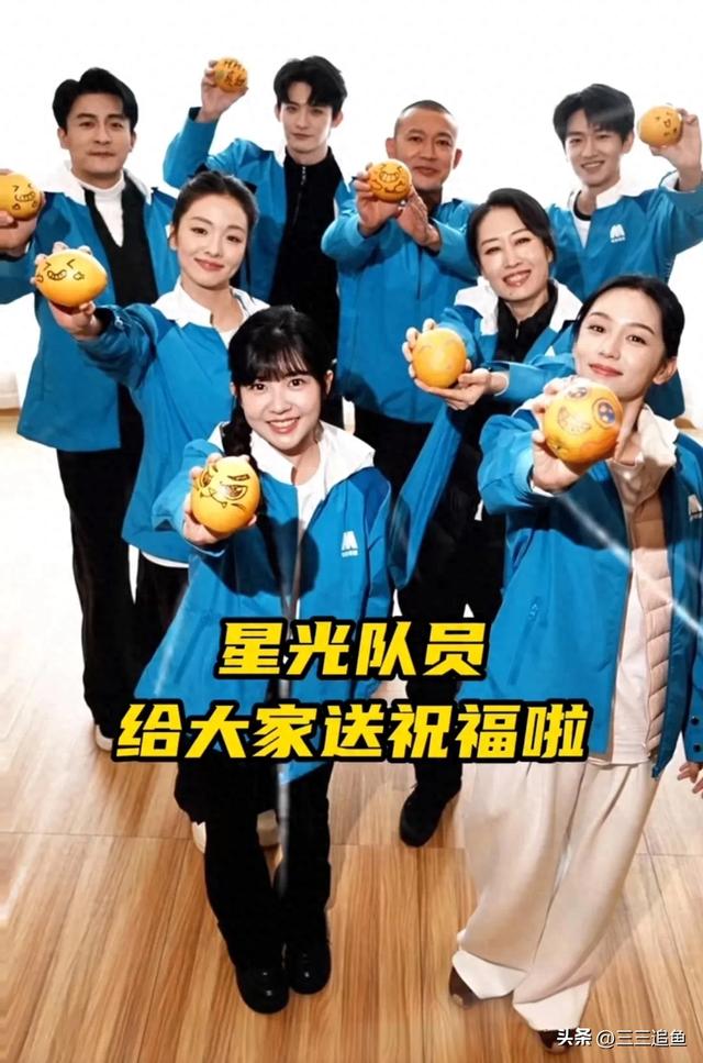 8位明星同框，刘敏涛挑扁担，聂远硬汉十足，周也的脸真小-1.jpg