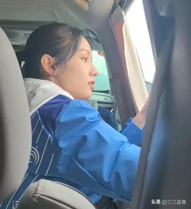 8位明星同框，刘敏涛挑扁担，聂远硬汉十足，周也的脸真小-5.jpg