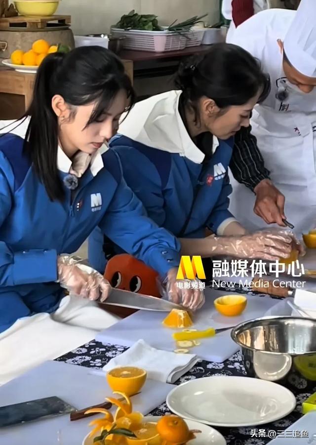 8位明星同框，刘敏涛挑扁担，聂远硬汉十足，周也的脸真小-9.jpg