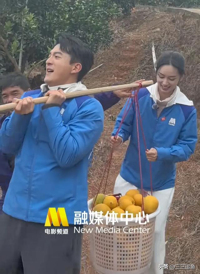 8位明星同框，刘敏涛挑扁担，聂远硬汉十足，周也的脸真小-8.jpg