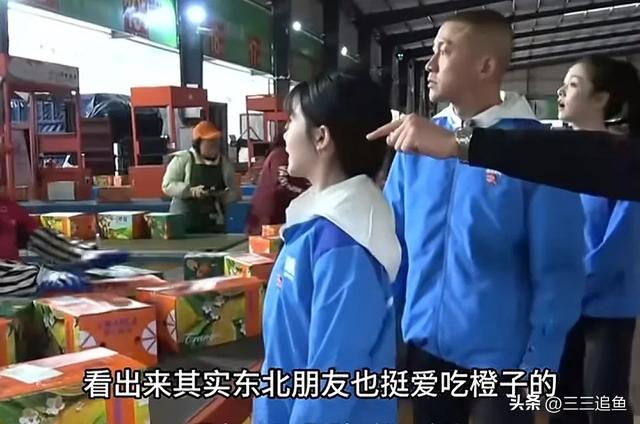 8位明星同框，刘敏涛挑扁担，聂远硬汉十足，周也的脸真小-17.jpg