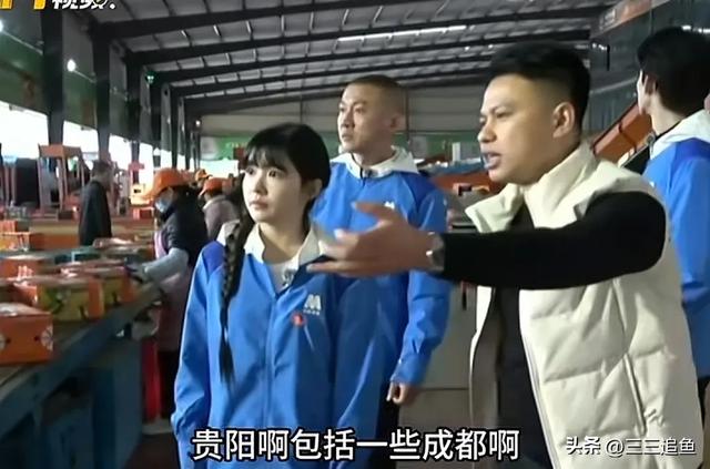 8位明星同框，刘敏涛挑扁担，聂远硬汉十足，周也的脸真小-18.jpg