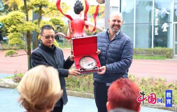 加拿大渥太华师生代表团访问成都青苏职中，体验中国传统文化-2.jpg