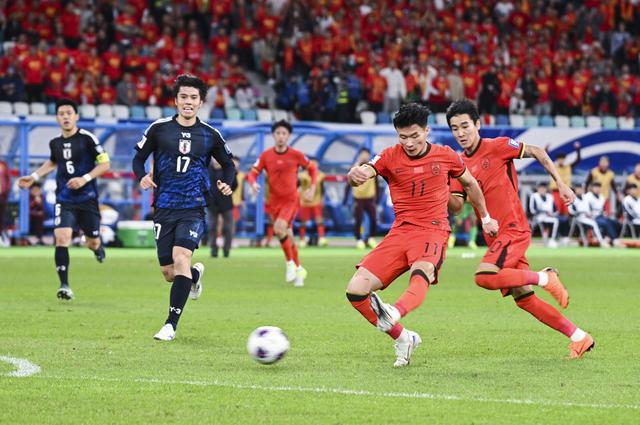 （体育）足球——世预赛：中国队对阵日本队(11)-6.jpg