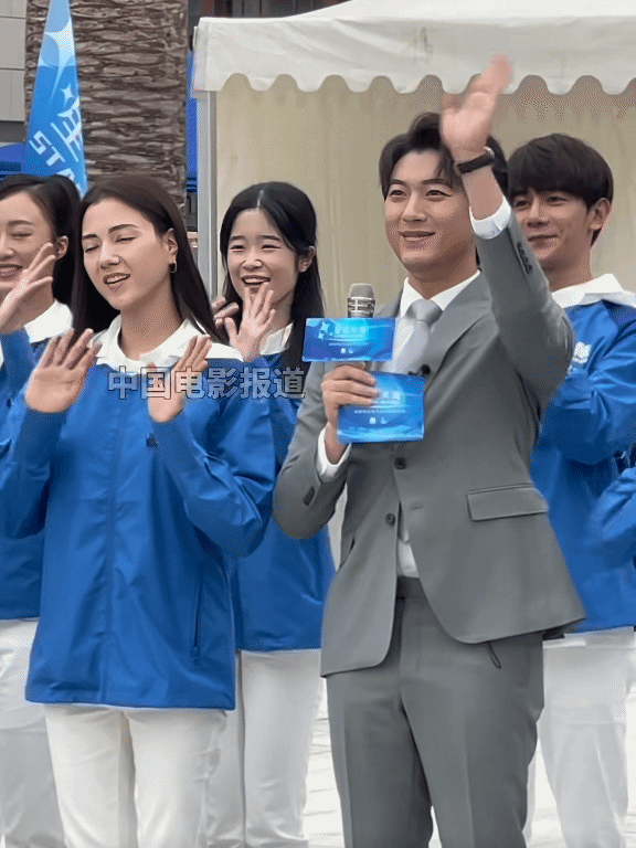 32位明星同框，娜然全场第一美，万鹏第二，张凯丽女儿太出彩了-10.jpg
