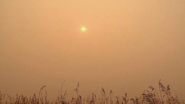 受山火影响 加拿大全国多地烟雾笼罩空气质量下降-2.jpg