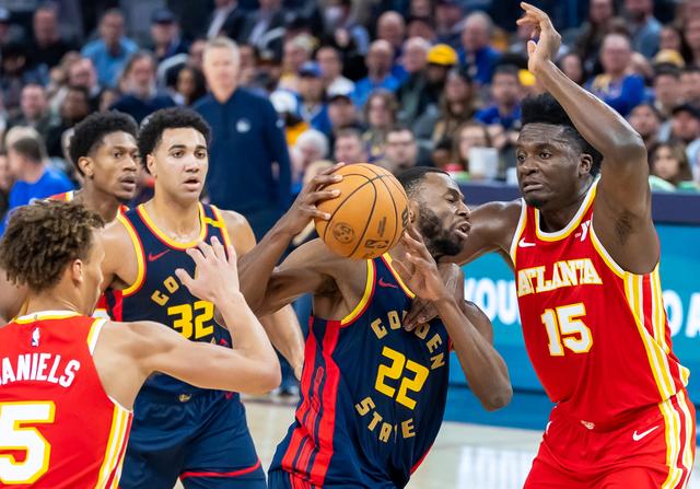 （体育）篮球——NBA常规赛：勇士胜老鹰-10.jpg