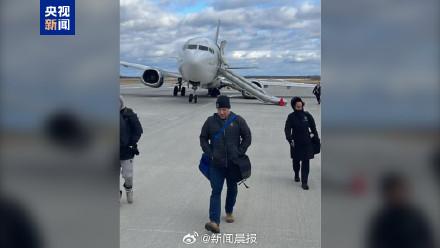 加拿大一波音737客机因起落架故障迫降蒙特利尔-2.jpg