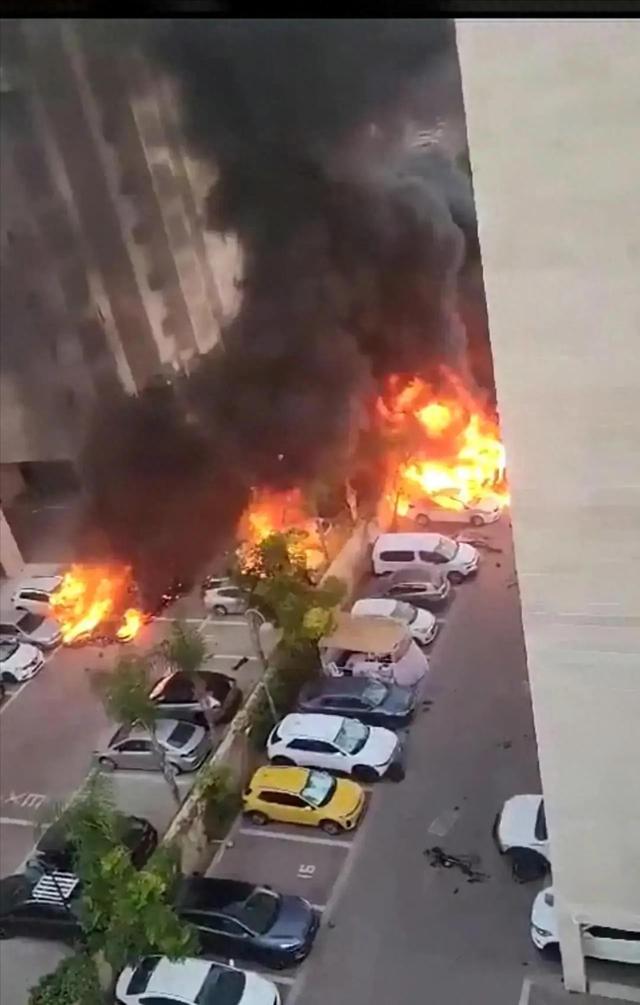 拦截失败！以军5个军事基地遭袭，总理住宅内被炸，周边燃起大火-3.jpg