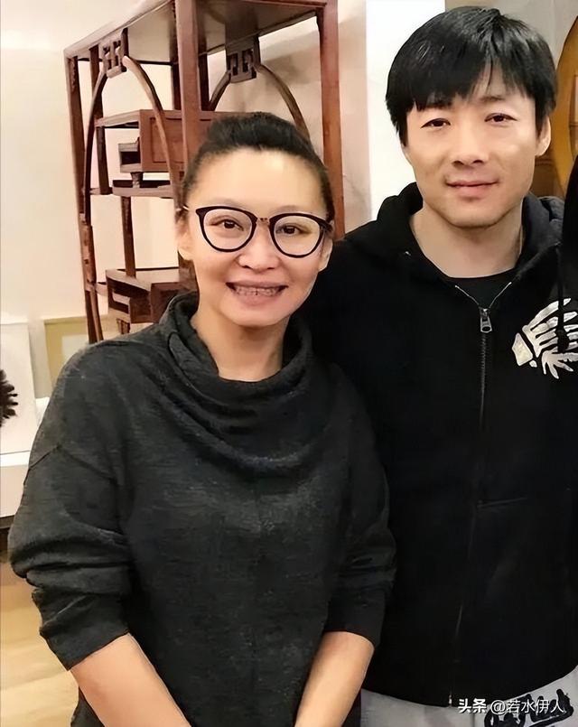 低调的4对明星夫妻，两对是国家一级演员，多人从校服到婚纱-13.jpg