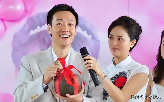 低调的4对明星夫妻，两对是国家一级演员，多人从校服到婚纱-16.jpg