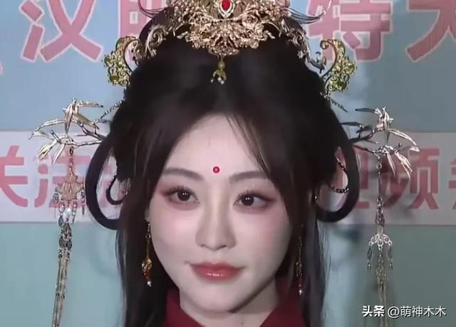 央视高清镜头下的女明星，整容脸和原生脸差别大，一眼就看出痕迹-9.jpg