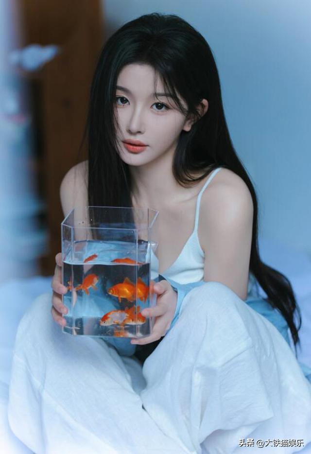 这是咋了？这些女明星前脚还在被夸“颜值回春”，后脚脸就垮了-15.jpg