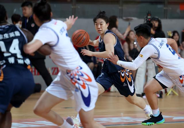 #（体育）篮球——WCBA常规赛：石家庄英励不敌上海浦发银行-3.jpg