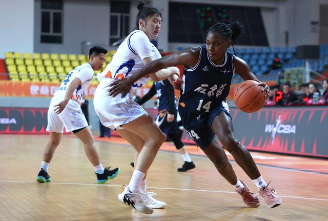 #（体育）篮球——WCBA常规赛：石家庄英励不敌上海浦发银行-6.jpg