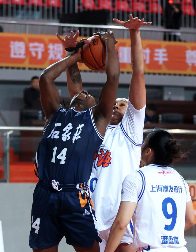 #（体育）篮球——WCBA常规赛：石家庄英励不敌上海浦发银行-7.jpg