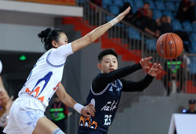 #（体育）篮球——WCBA常规赛：石家庄英励不敌上海浦发银行-8.jpg