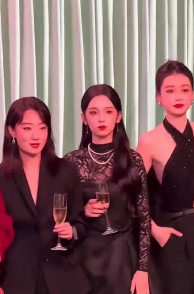 长相与身高严重不符的明星，虞书欣好大一只，张艺凡腿比关晓彤长-4.jpg