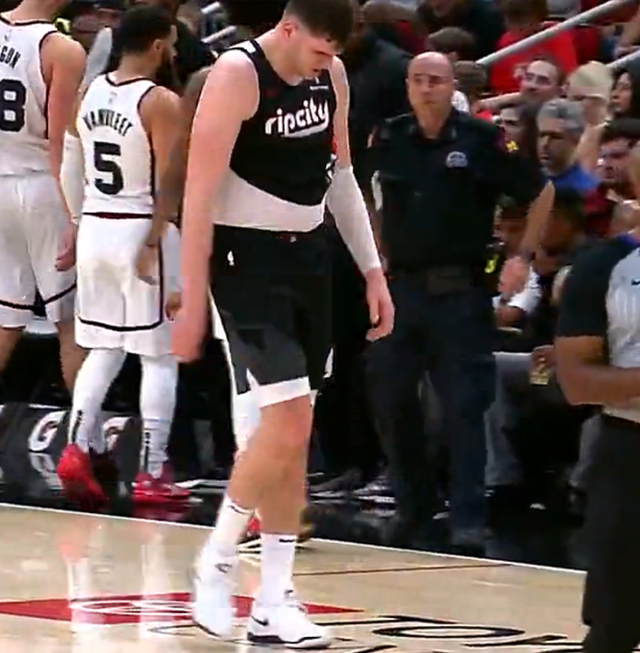 NBA常规赛：范乔丹怒喷裁判遭驱逐火箭惜败开拓者 申京空砍22+5-3.jpg