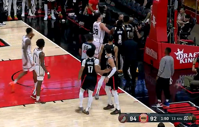 NBA常规赛：范乔丹怒喷裁判遭驱逐火箭惜败开拓者 申京空砍22+5-4.jpg