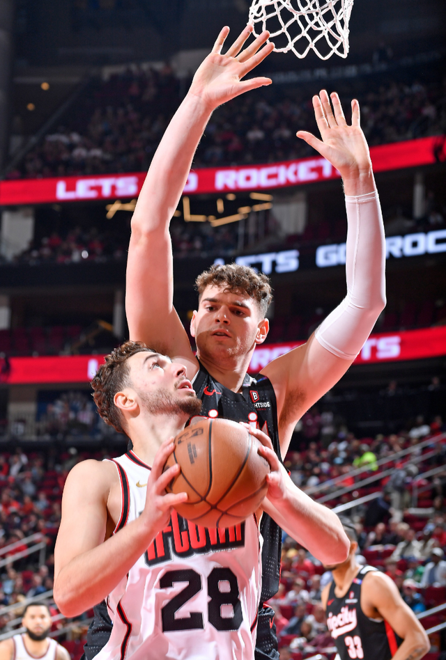 NBA常规赛：范乔丹怒喷裁判遭驱逐火箭惜败开拓者 申京空砍22+5-6.jpg