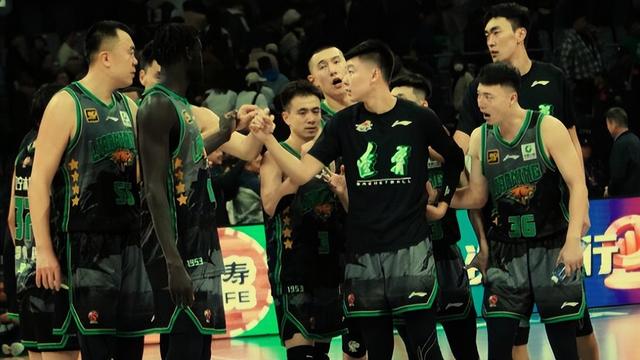 赵继伟复出7+5！弗格轰14+6，威尔斯首秀7+1，辽篮落后江苏11分-4.jpg