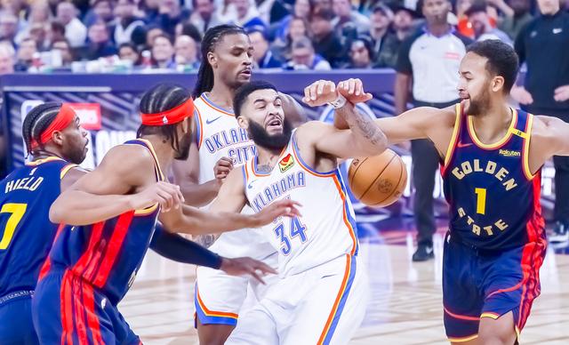 （体育）篮球——NBA常规赛：勇士不敌雷霆-1.jpg